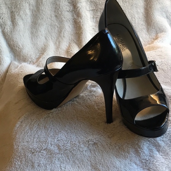 Maryjane style opened-toe patent leather platform stiletto. - Picture 2 of 4